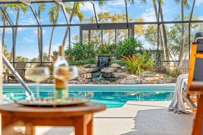 Building Photo - 12 Fairway Dr