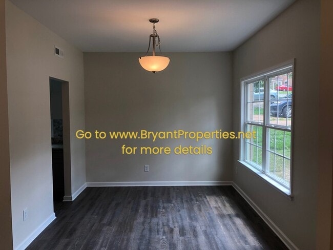 Building Photo - Townhome