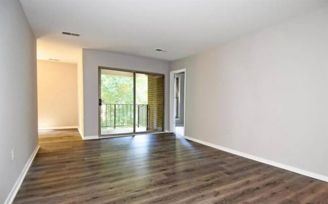 Building Photo - Well-Appointed 2 Bed 1 Bath Condo In Vibra...