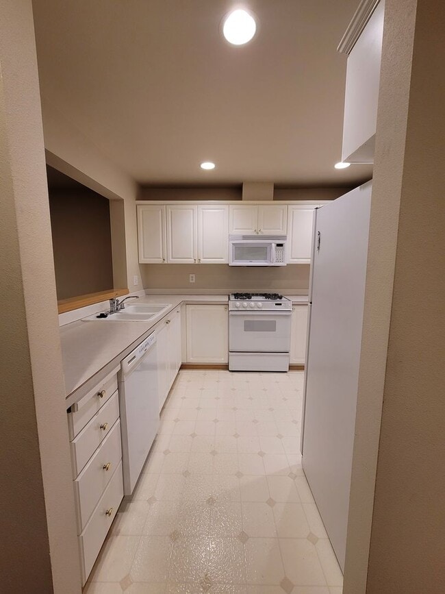 Building Photo - 2 Bedroom Townhome in Desirable Summerwind!