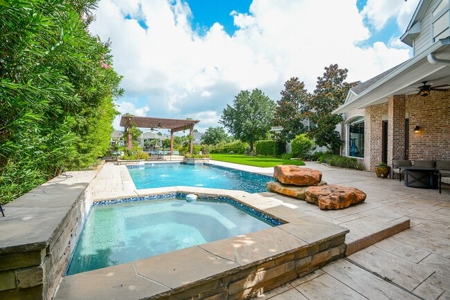 Building Photo - 15302 Bandera Falls Bend