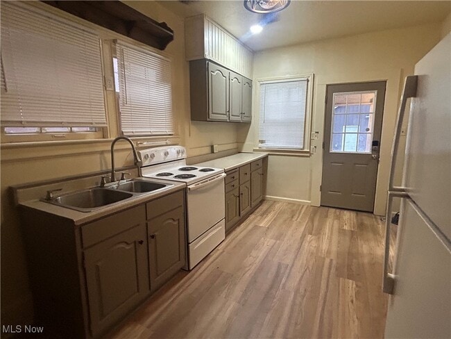 Building Photo - 510 Forest Ave