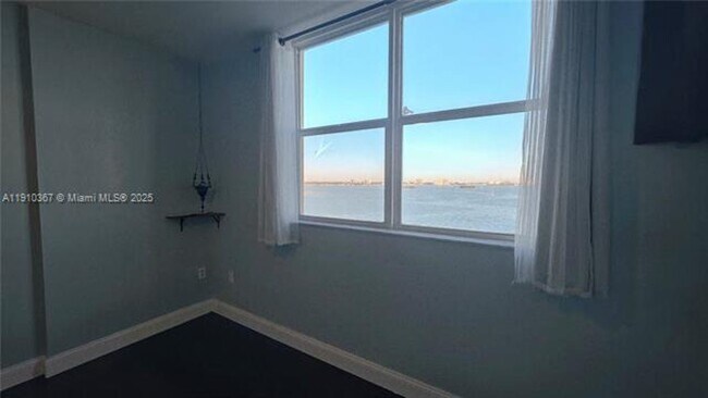 Building Photo - 1625 Kennedy Cswy