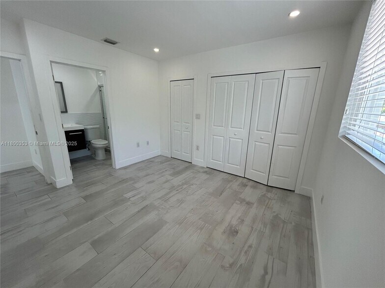 Building Photo - 3823 Thomas Ave