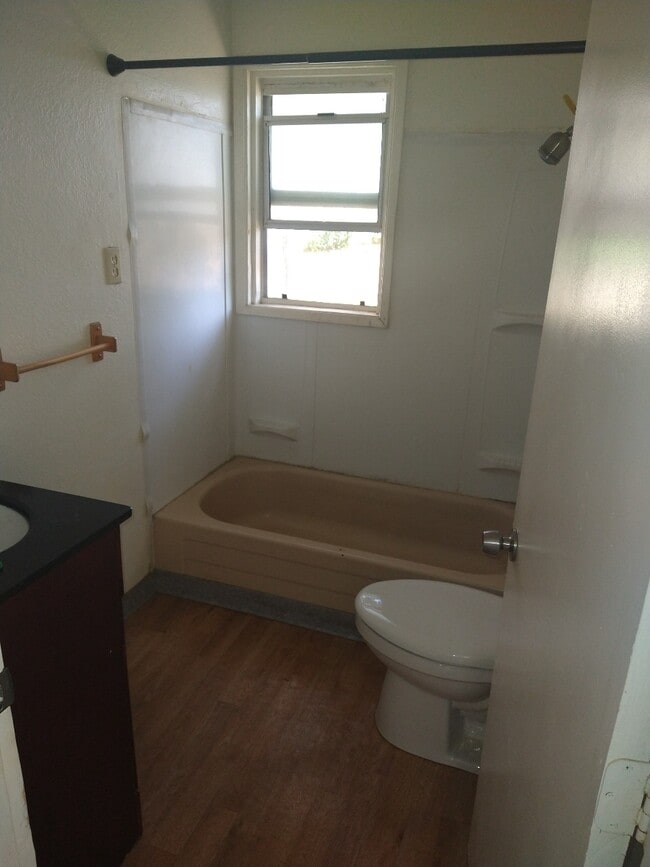 Bath - 5665 N Gledhill Ave