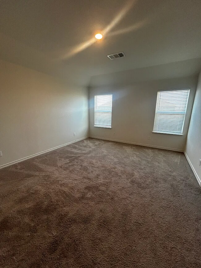 Building Photo - Beautifully Designed 4BR/2.5BA Home In The Charming Town of Elgin