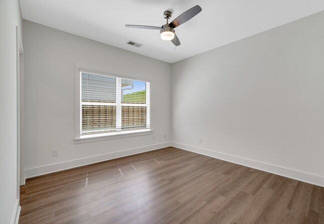 Building Photo - Split plan with bonus office/hobby room!