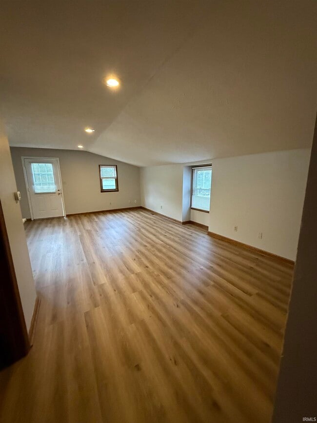 Building Photo - 1024 W Country Club Dr