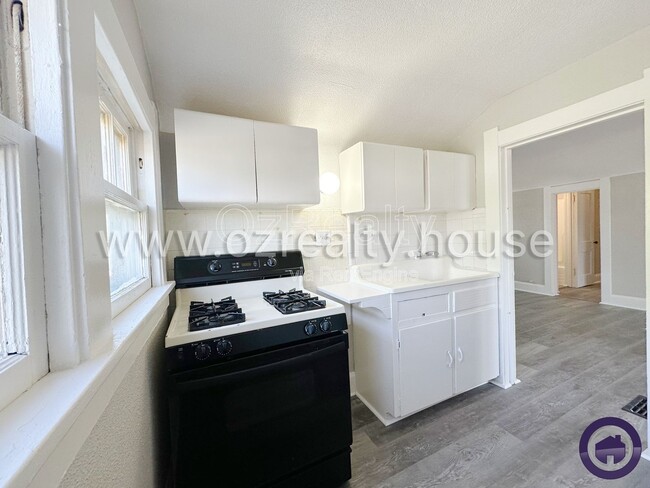 Building Photo - 209 Eldred Ave