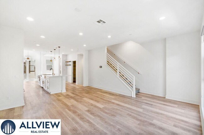 Building Photo - Gorgeous 4 Story Townhome Available in the Highly Desired 17 West Community!