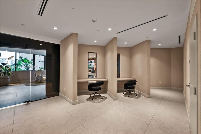 Building Photo - 700 NE 24th St