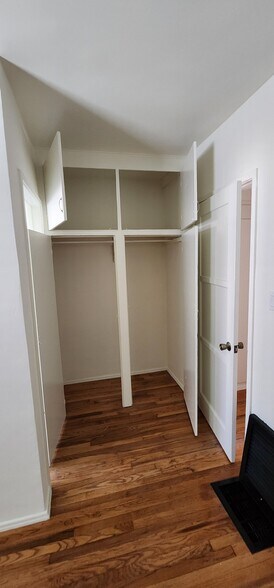 Building Photo - 2307 Kenmere Ave