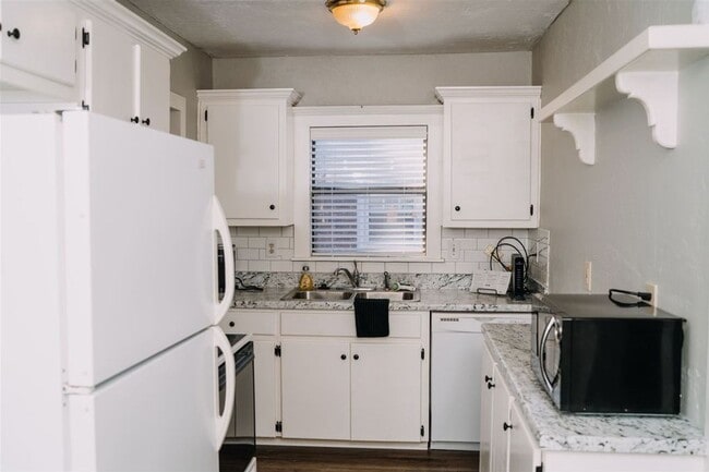 Building Photo - Beautiful Historic 2 Bed 1 Bath Duplex in the Plaza District!!