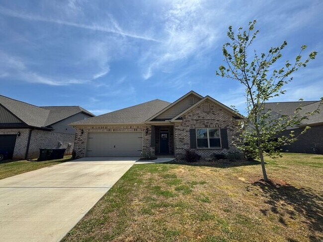 Building Photo - Spacious home with a fence, in PRIME location with a move in special