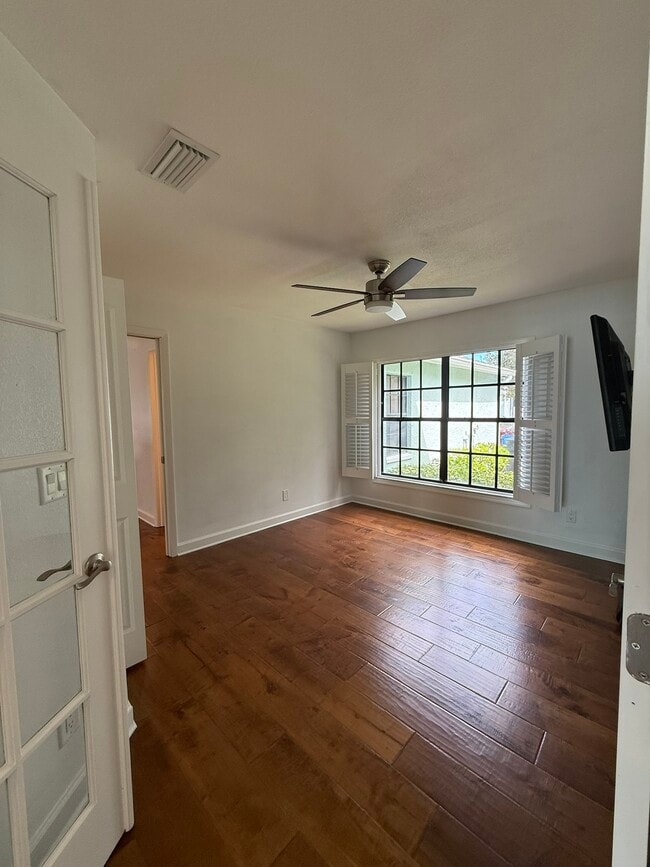 Building Photo - 1070 Sanibel Ct