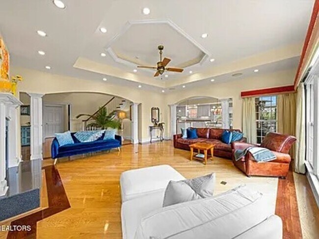 Building Photo - Luxury & Convenience!!