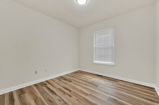 Building Photo - 270 Oaknoll Ave