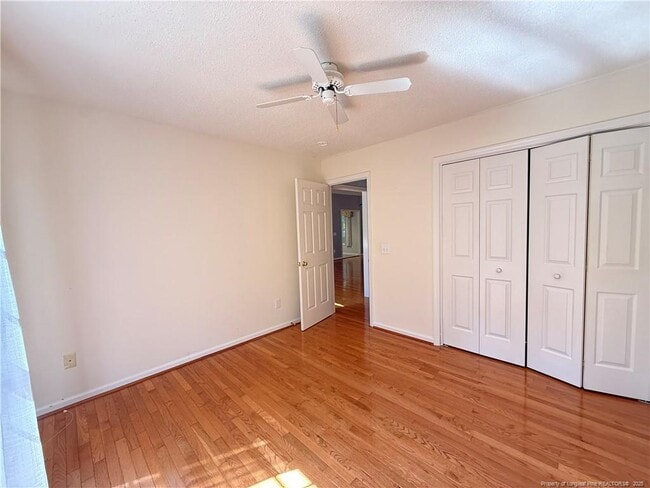 Building Photo - 995 Greenbriar Dr
