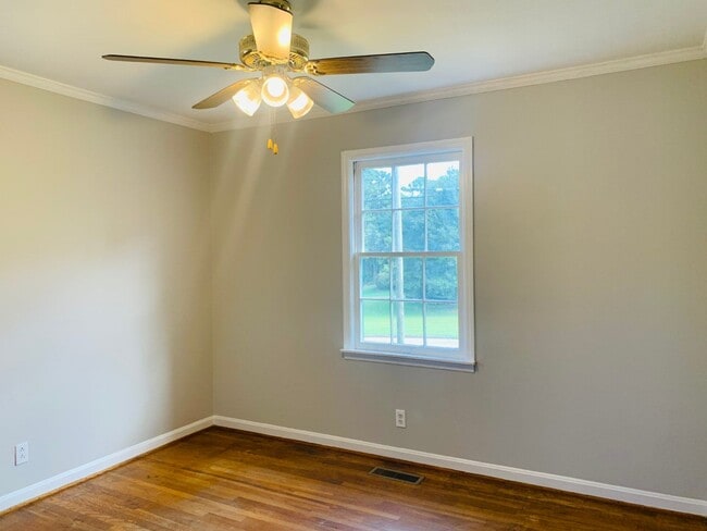 Building Photo - Welcome home! 3 bed, 1.5 bath, newly renov...