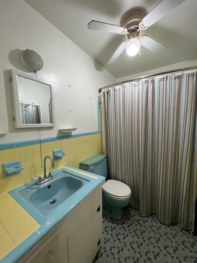 Building Photo - Spacious 2/1 in Fort Pierce * Water and El...
