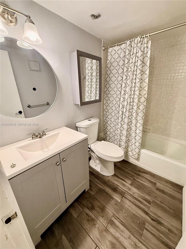 Building Photo - 200 Jacaranda Country Club Dr