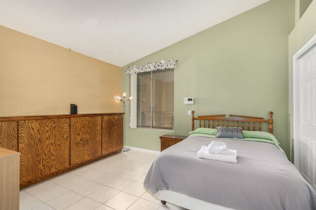 Building Photo - Spectacular 5 bdrm Home, OFFERS SOLAR ELECTRIC!