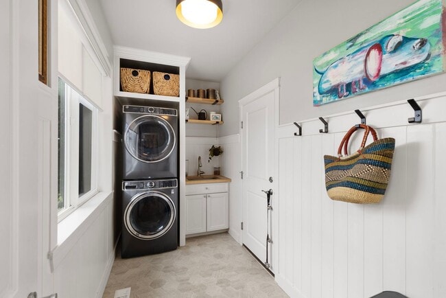 Building Photo - Renovated VIEW Kingston Home Near Ferry fo...