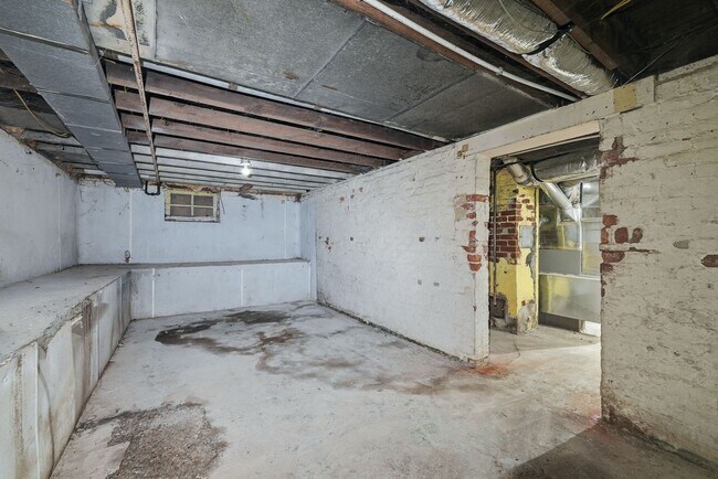 Building Photo - Charming 3BR with Garage & Updates