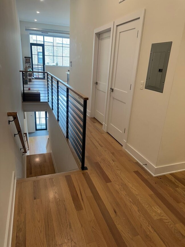 Building Photo - Beautiful 3 Bed 2 Bath Duplex unit in Heart of Lincoln Square