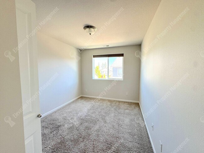 Building Photo - 3 BR pet-friendly home with fenced yard