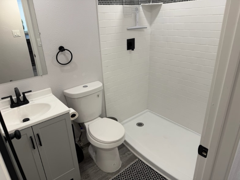 Building Photo - 800 W 10th St