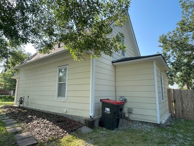 Building Photo - New Appliances + HUGE Fenced Backyard