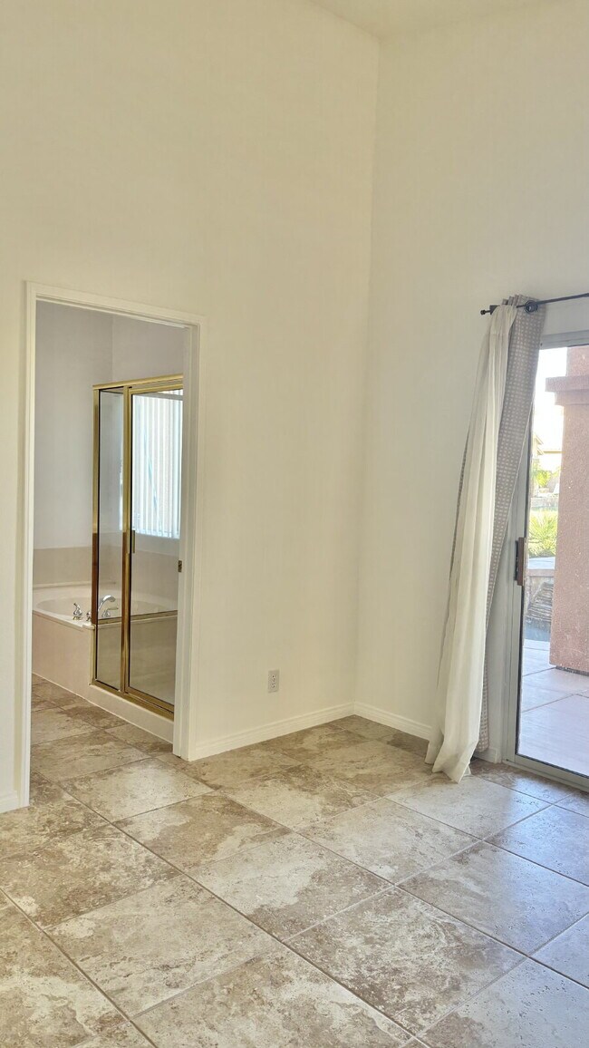 Building Photo - 3 Bedrooms and 2.5 Bathrooms Home on 7th Tee!