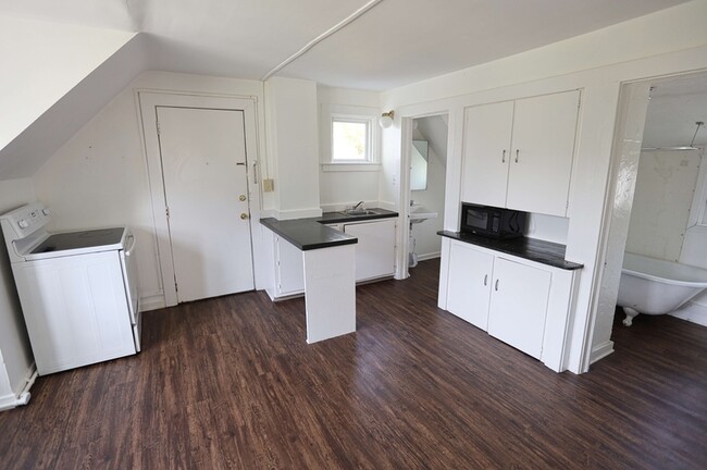 Building Photo - 1027 Fulton St E