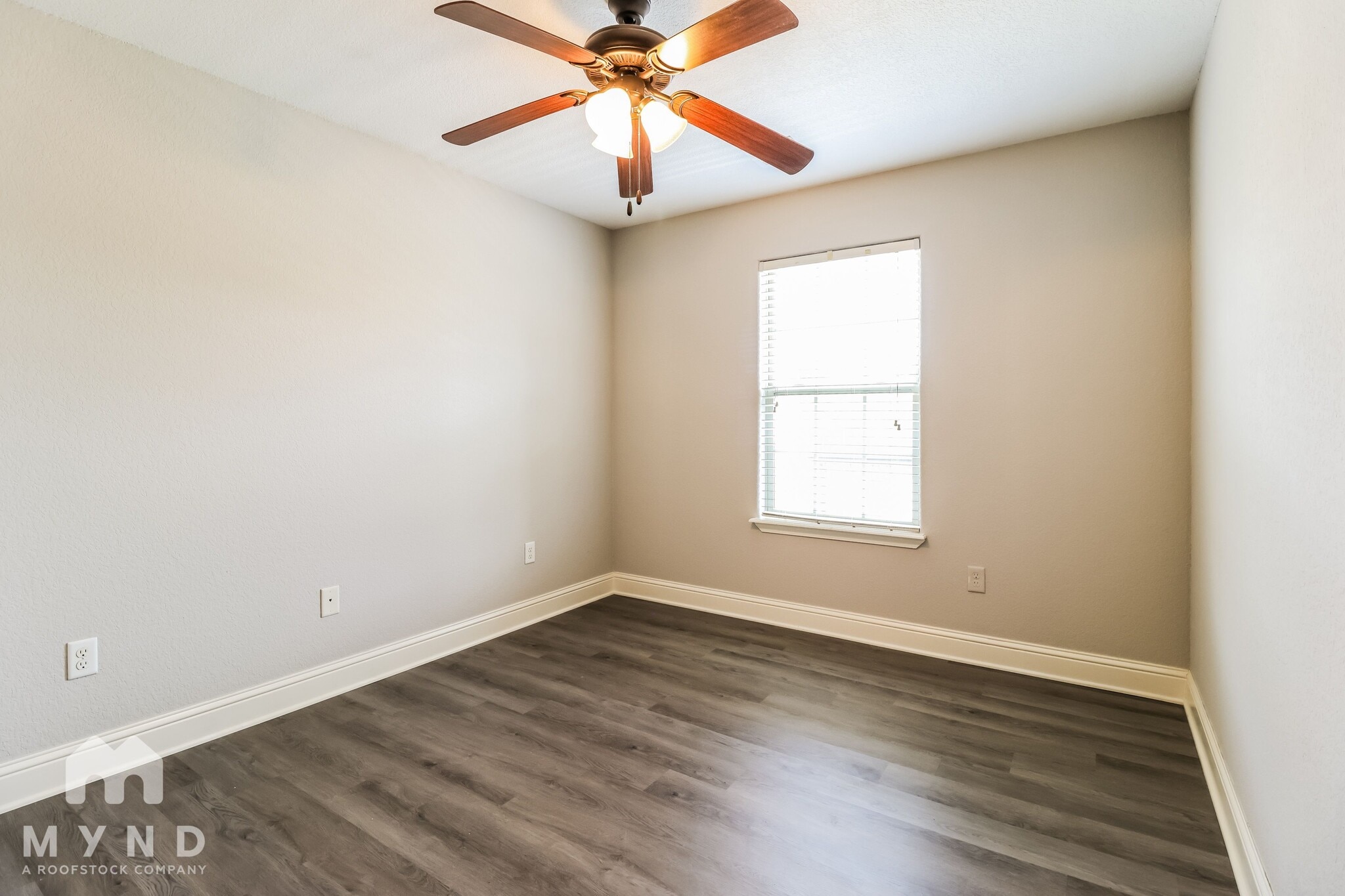 Building Photo - 100 NE Chicory Ln