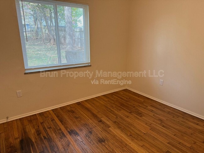 Building Photo - 3817 Woodlake Dr