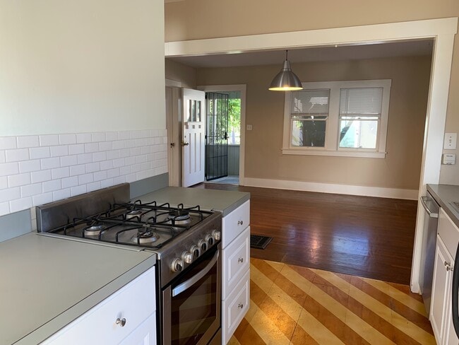 Building Photo - Adorable 2 Bedroom Cottage with Fenced yard, Washer+Dryer, Dishwasher, Reserved Parking!