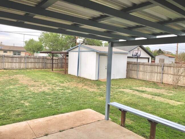 Building Photo - 3 Bed 1 Bath Move In Ready!