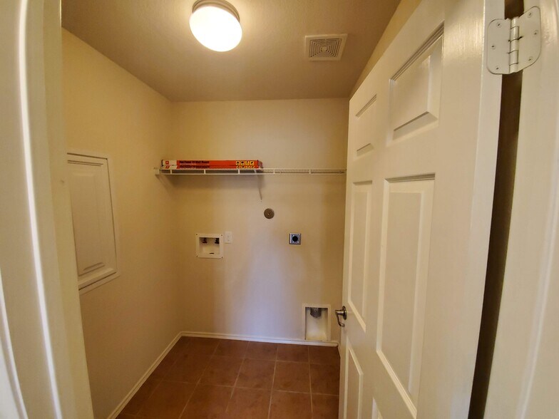 Building Photo - 10351 Whisper Bluff Dr