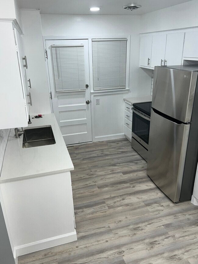 Building Photo - Clarissa Properties
