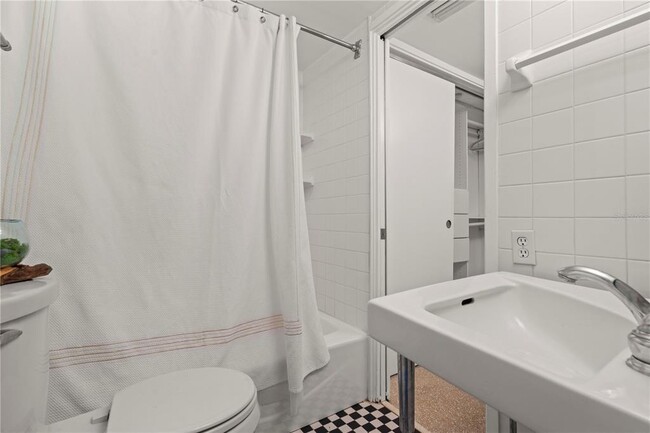 Building Photo - 3002 W De Leon St