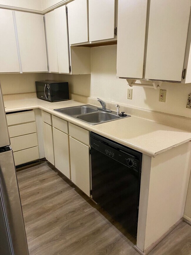 Building Photo - Cozy 2 Bedroom Apartment