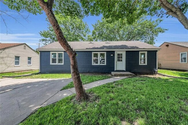 Primary Photo - 114 N Emma St