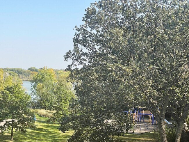 Building Photo - 4-Level Home with Fireplace & Big Yard is ...