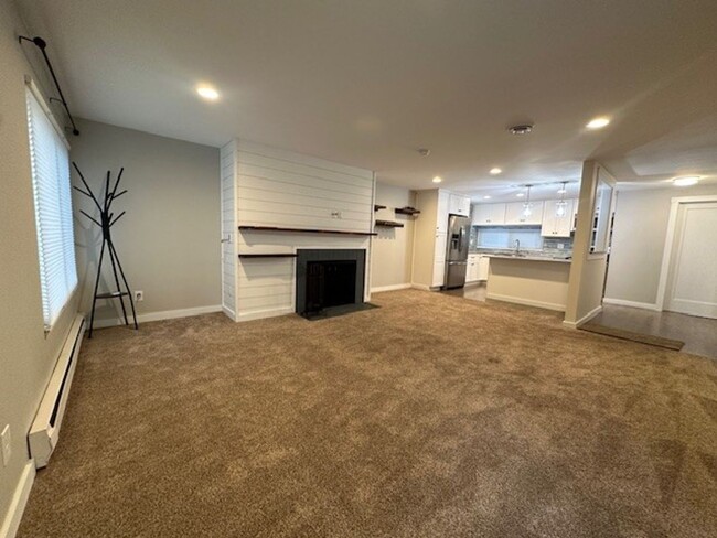 Building Photo - BEAUTIFULLY RENOVATED TOP FLOOR TOWNHOME C...