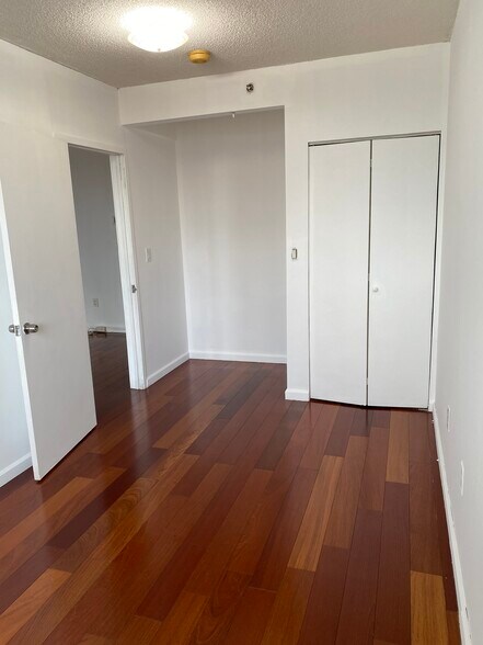 Building Photo - 45 River Dr S
