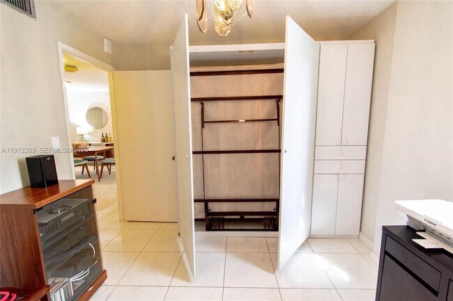 Building Photo - 1621 Collins Ave