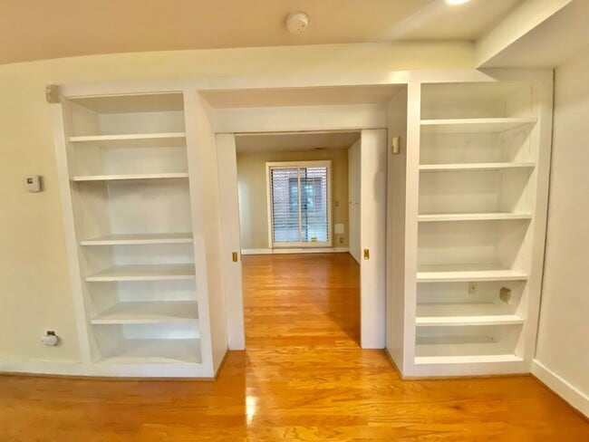 Building Photo - Dupont Circle 1 Bedroom Charmer with Patio, Fireplace, Central Air, Washer/Dryer!