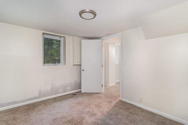 Building Photo - Spacious 5bed|2bath Home w/ Large Backyard...