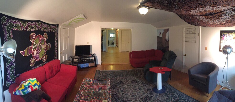 Building Photo - 196 Pine St